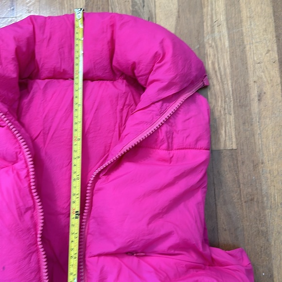 *last chance* Amazon | Women’s cropped, puffer, hot pink vest - Picture 13 of 16